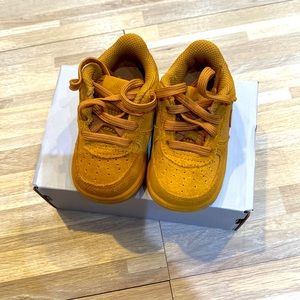 Sold on Mer cari !! Brand New in box 📦 Force 1 LV8 size 4c